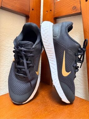 🔹Nike Revolution 6 Next Nature in the "Black & Metallic Gold"